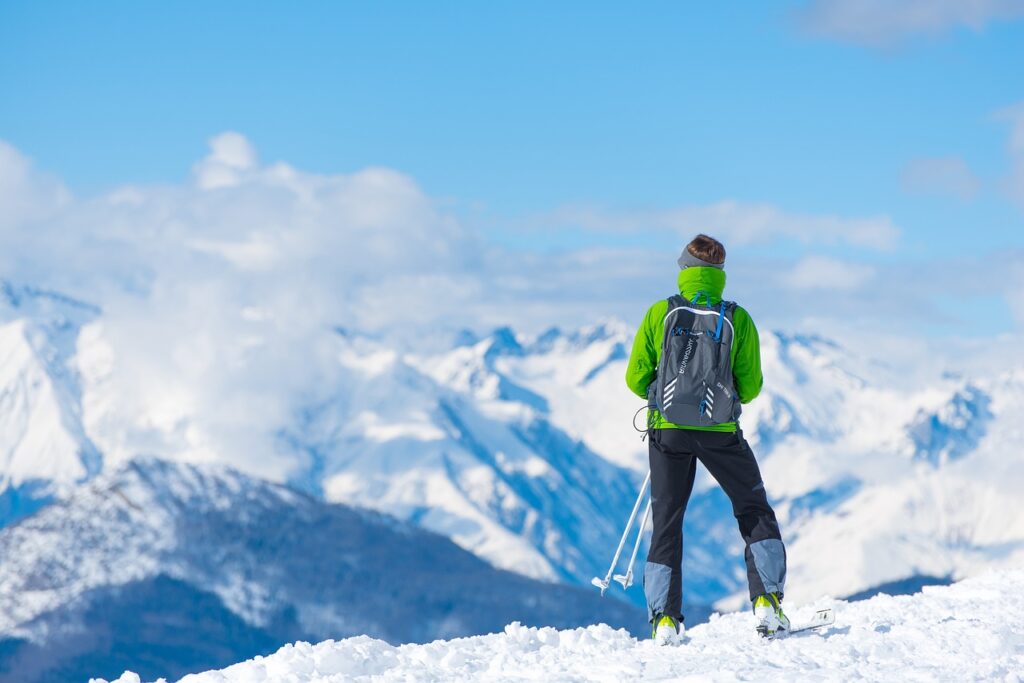 Homme sur une montagne enneigée