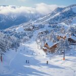 Paysage enneigé d'une station de ski avec montagnes et remontées mécaniques