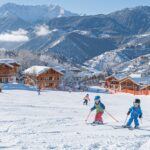 Scène de ski dans un village alpin avec chalet en bois