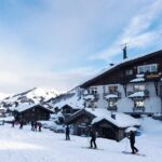 Vallandry, station de ski à Peisey : présentation officielle, avis et informations Village de montagne enneigé avec des skieurs sur les pistes.