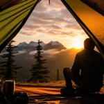 un homme fait du Bivouac à la montagne