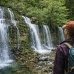 Découvrez le trésor naturel de la cascade Doriaz en famille La cascade Doria et une exploratrice