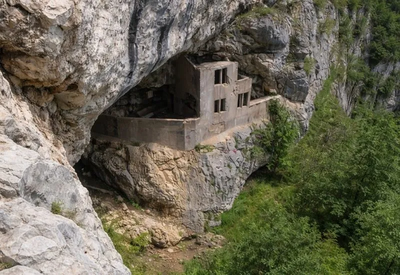 Ruines d'un b&acirc;timent en falaise