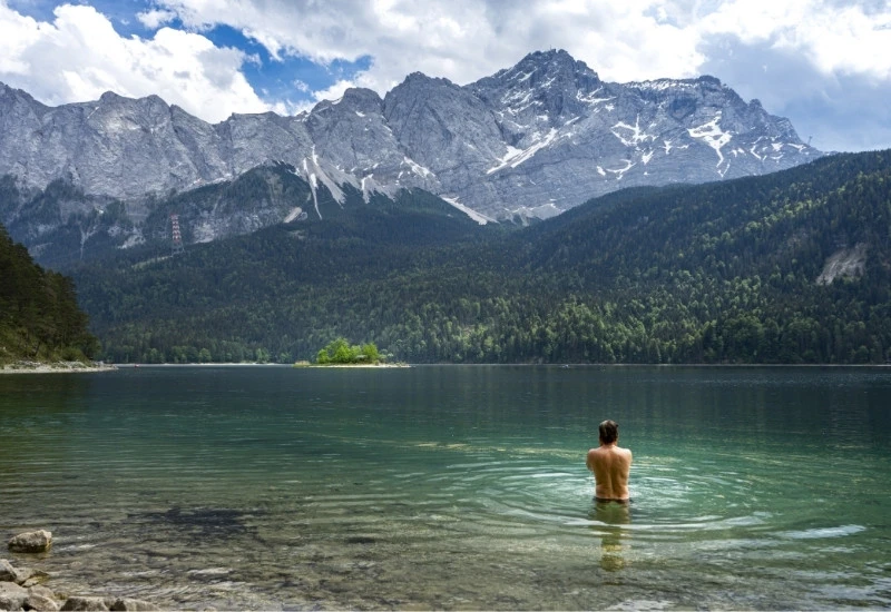 Baignade dans un lac des dolomites