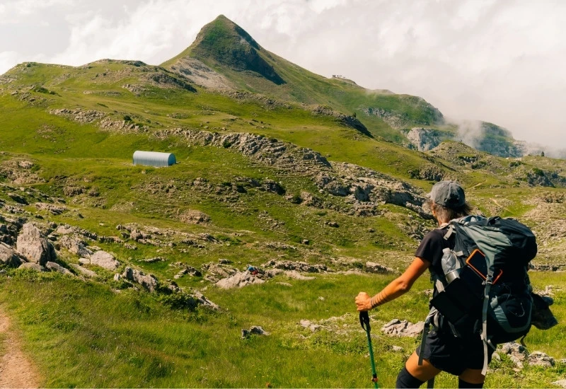 Un homme en randonn&eacute;e &agrave; la montagne