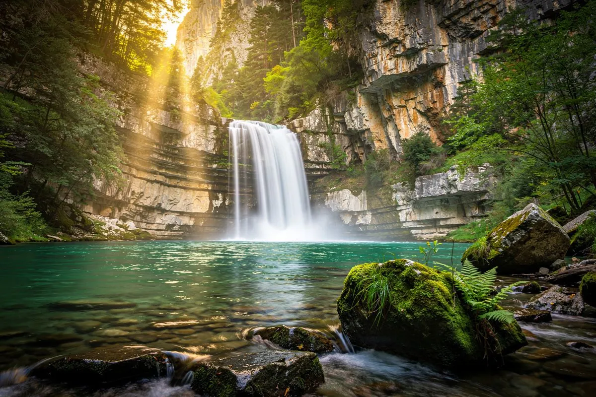 Cascade du Saut du Loup dans les gorges du Loup, Alpes-Maritimes – eau turquoise sur roches calcaires entourée de végétation méditerranéenne