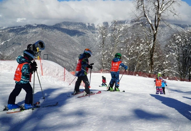 des enfants &agrave; l'&eacute;cole de ski