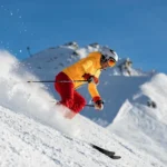 Stations de ski en Auvergne : découvrez les trésors du Massif central Skieur qui dévale une pente enneigé