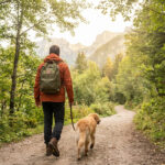 Randonnée en montagne avec un randonneur portant un sac à dos et des chaussures adaptées