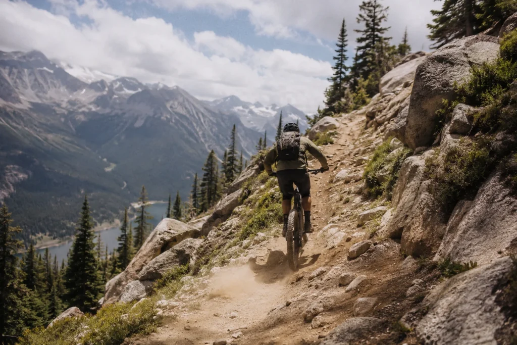 Cycliste gravissant un sentier rocailleux escarp&eacute; en montagne avec un v&eacute;lo &eacute;lectrique