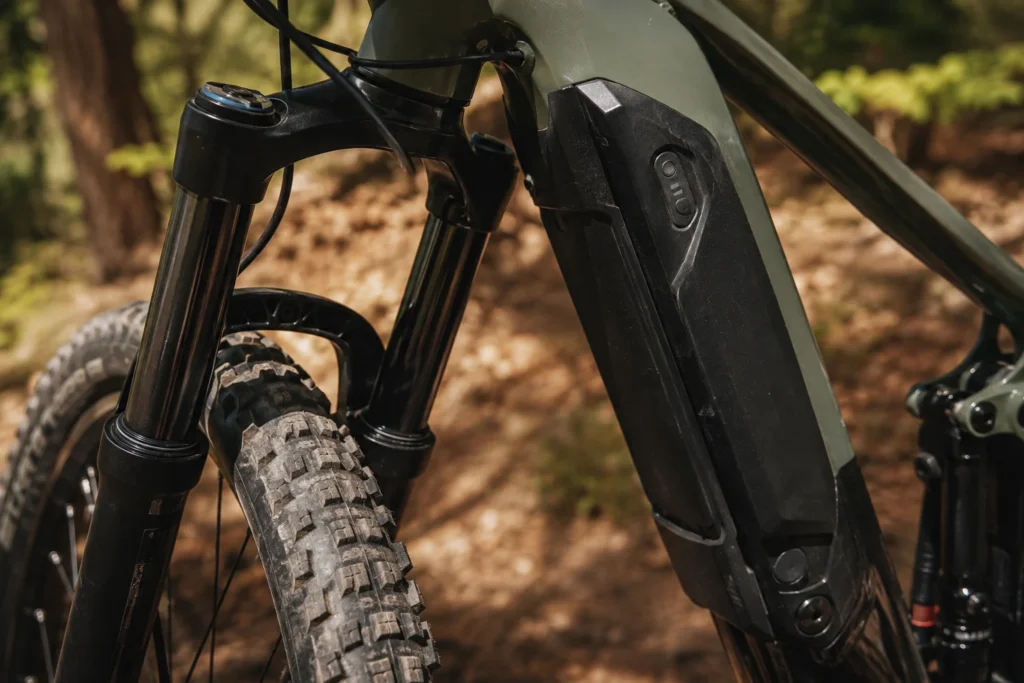 Gros plan sur les composants cl&eacute;s d'un v&eacute;lo &eacute;lectrique tout terrain, pneus et suspension